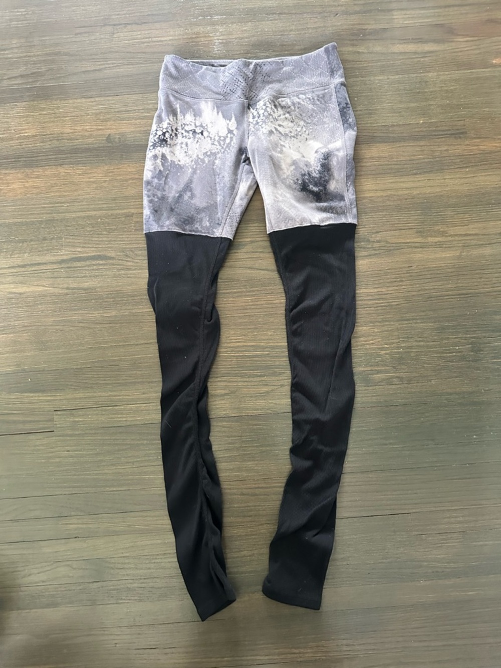 ALO Yoga Black & Gray Patterned High-Waist Leggings